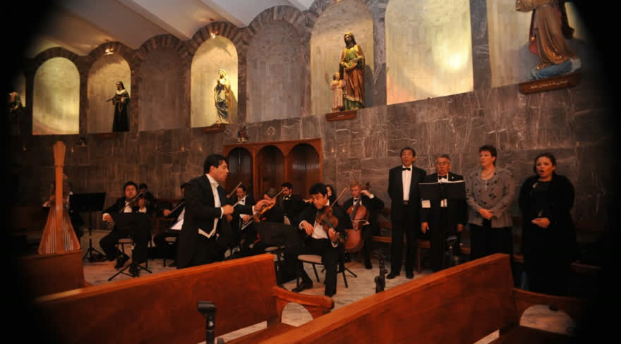Concierto de la orquesta en recinto religioso