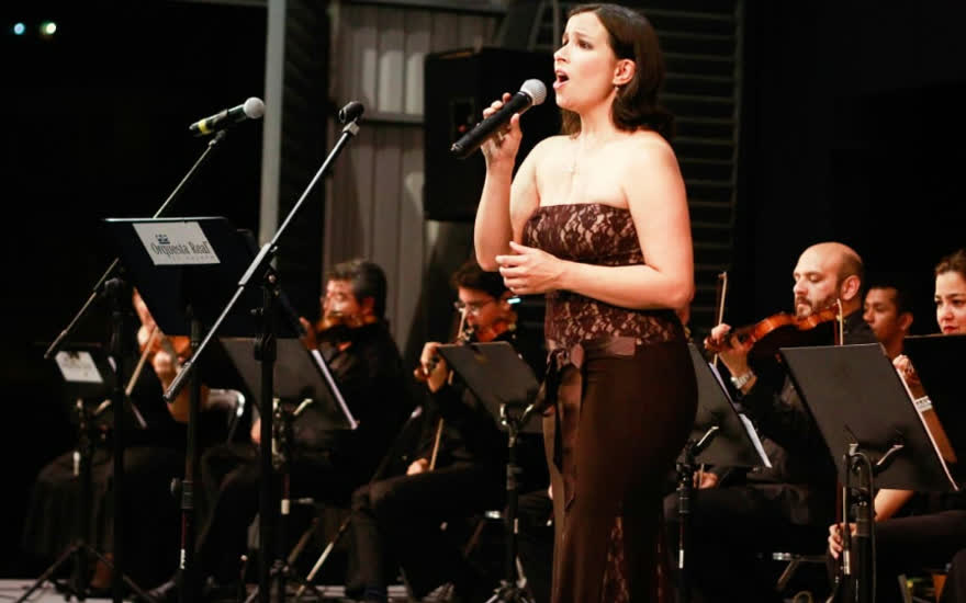 Solista vocal acompañada por la orquesta